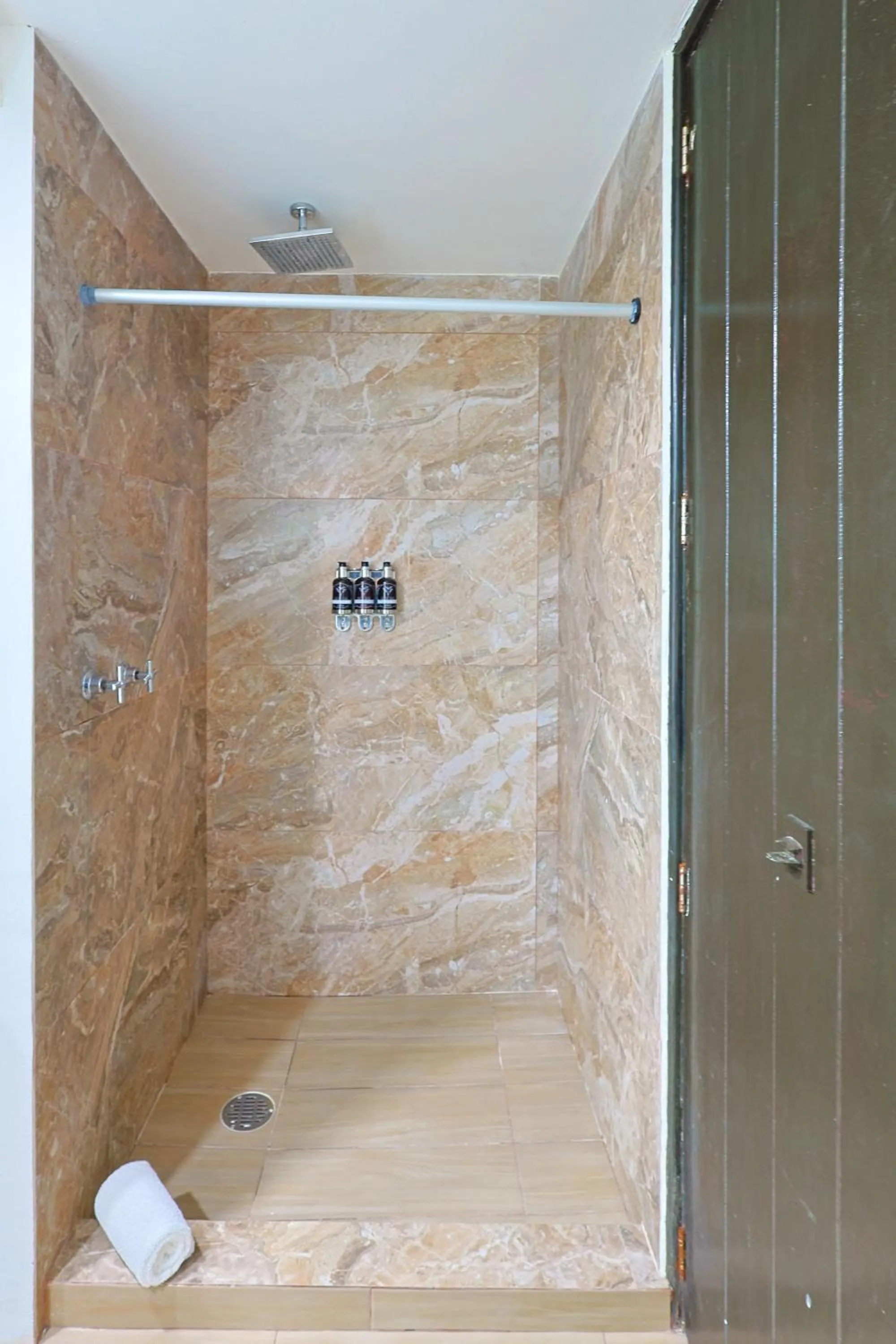 Shower in Hotel Delfín Vista Pier Beach Front