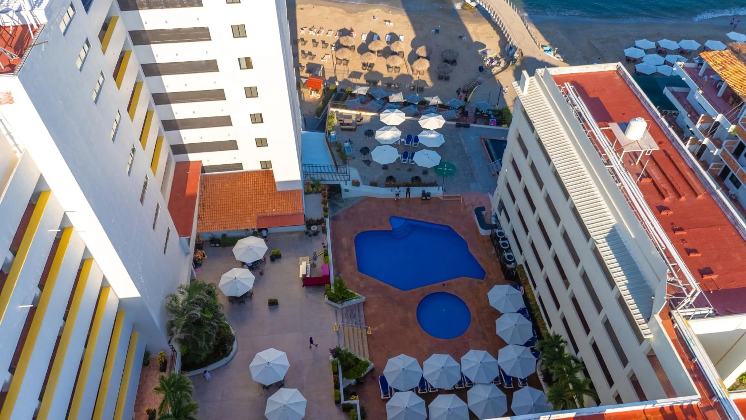 Property building in Hotel Delfín Vista Pier Beach Front