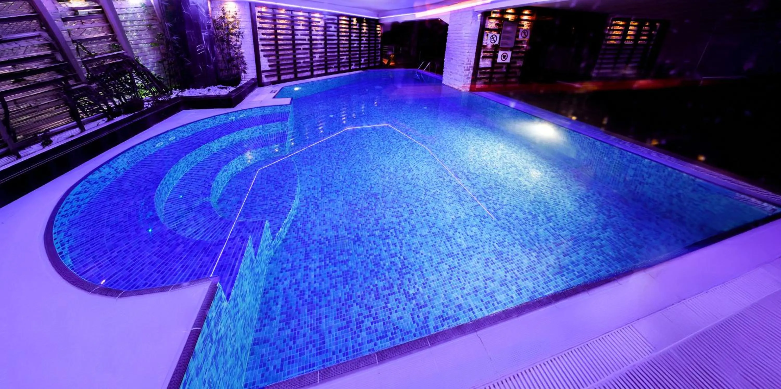 Swimming pool in Mercure Istanbul Bomonti