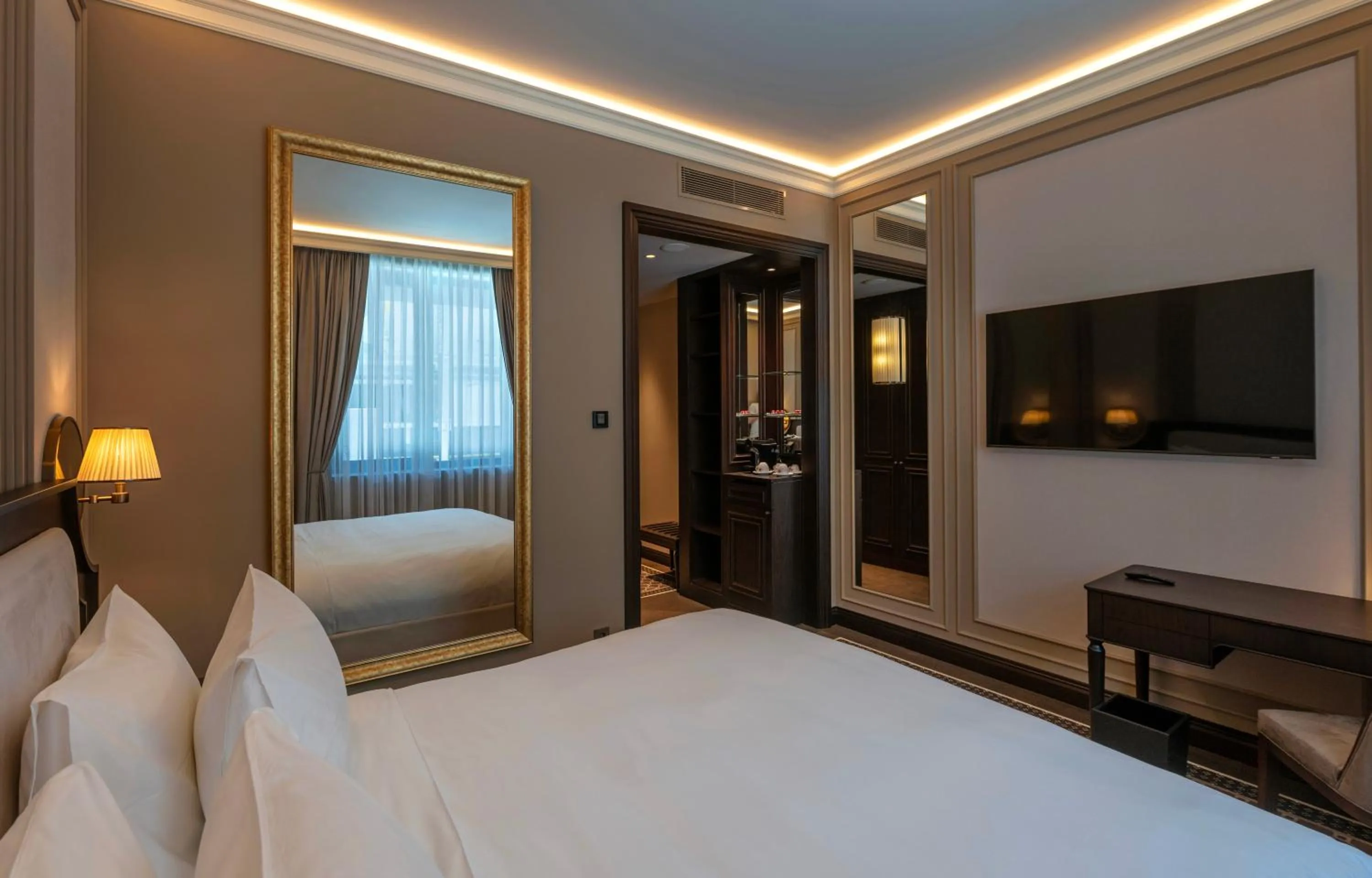 Bed in GoldenEye Hotel & Casino