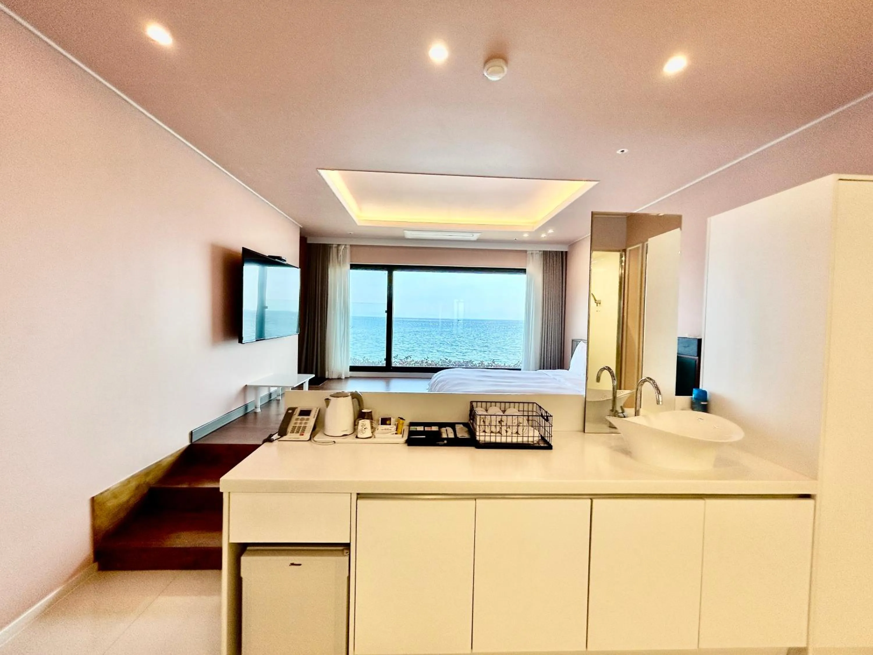 Bed in Gyeongnam goseong Hotel With7