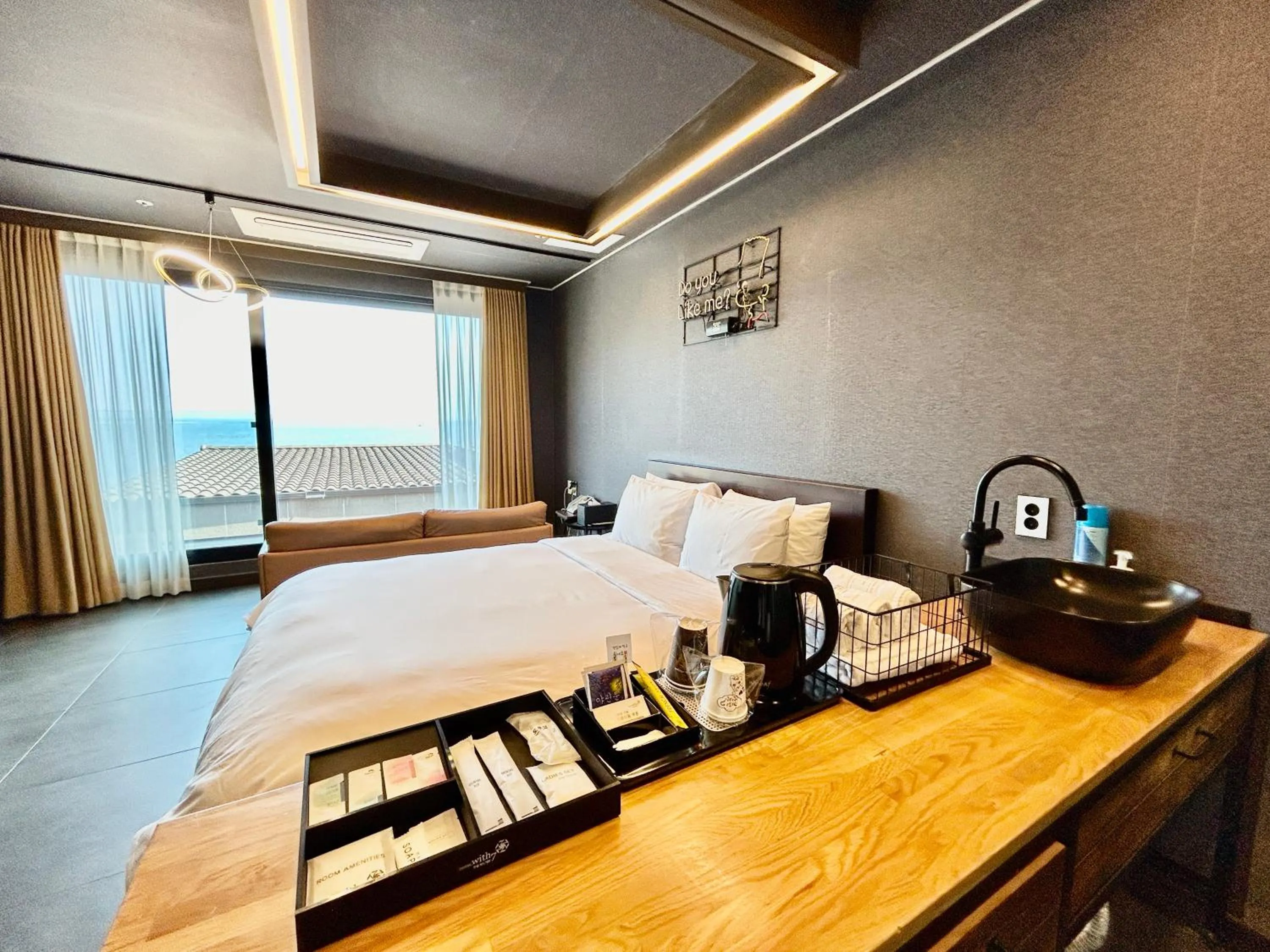 Bed in Gyeongnam goseong Hotel With7