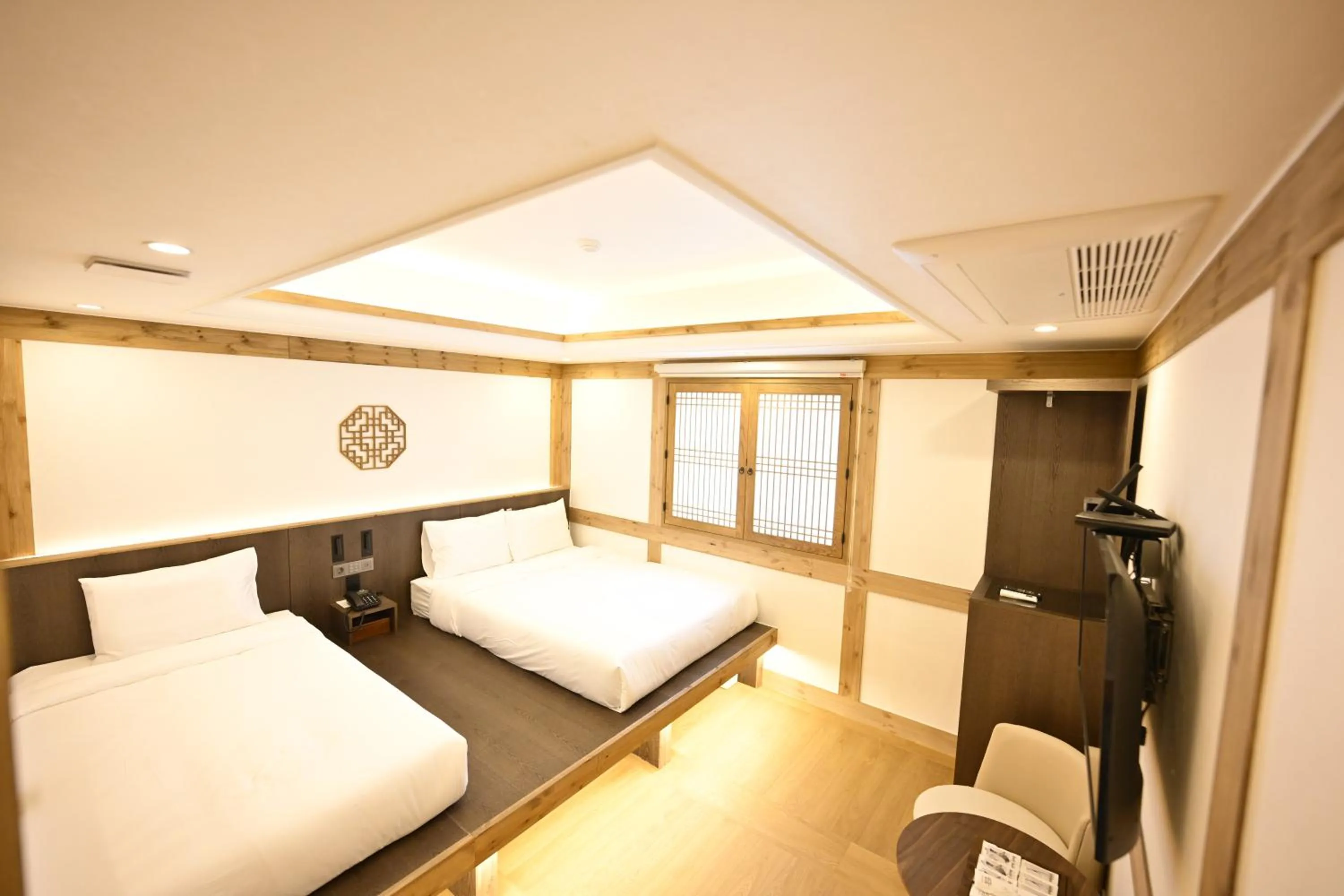 Photo of the whole room, Bed in Hanok Hotel DAAM Seoul