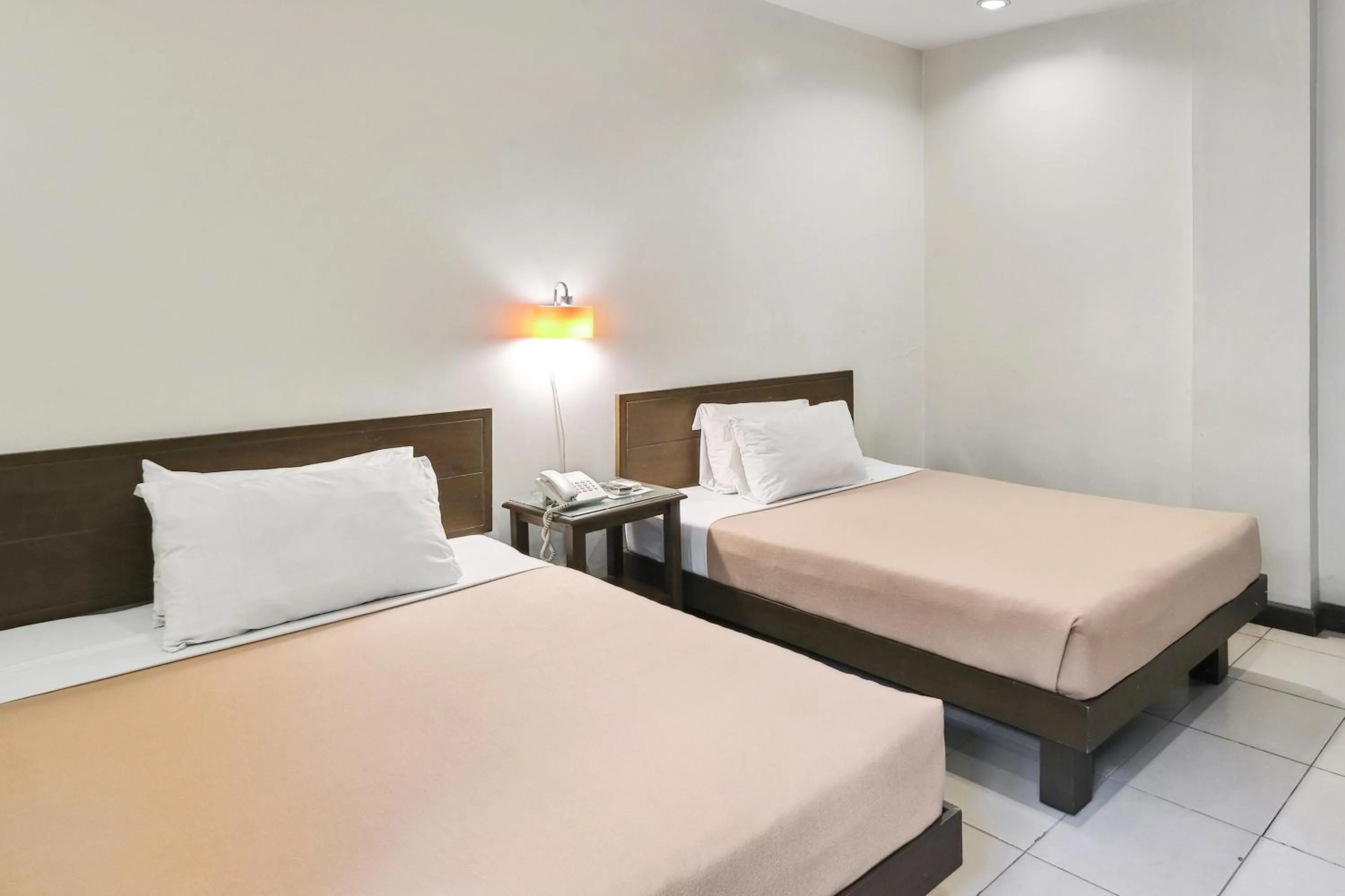 Bed in Governor Forbes Inn - Manila City Center