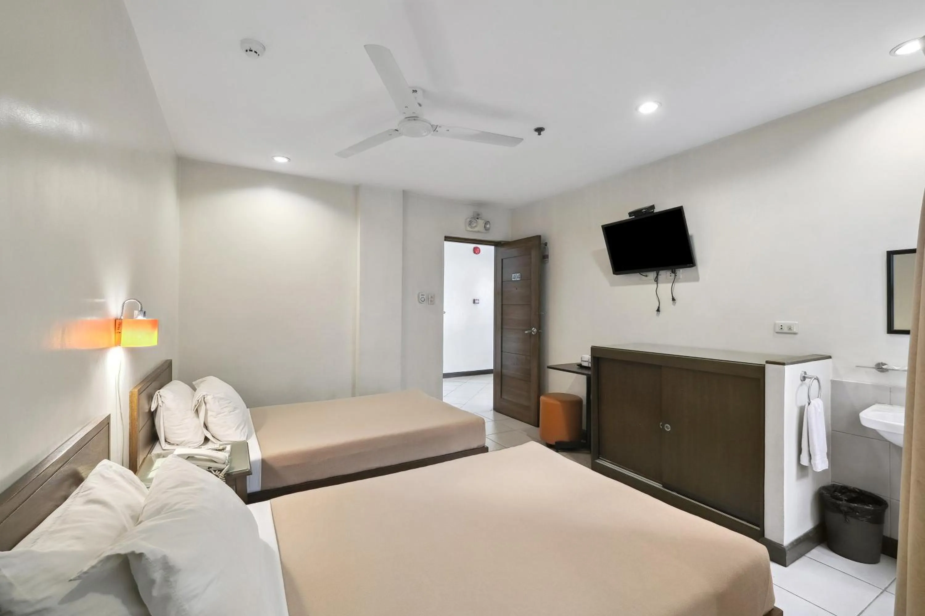 Bed in Governor Forbes Inn - Manila City Center