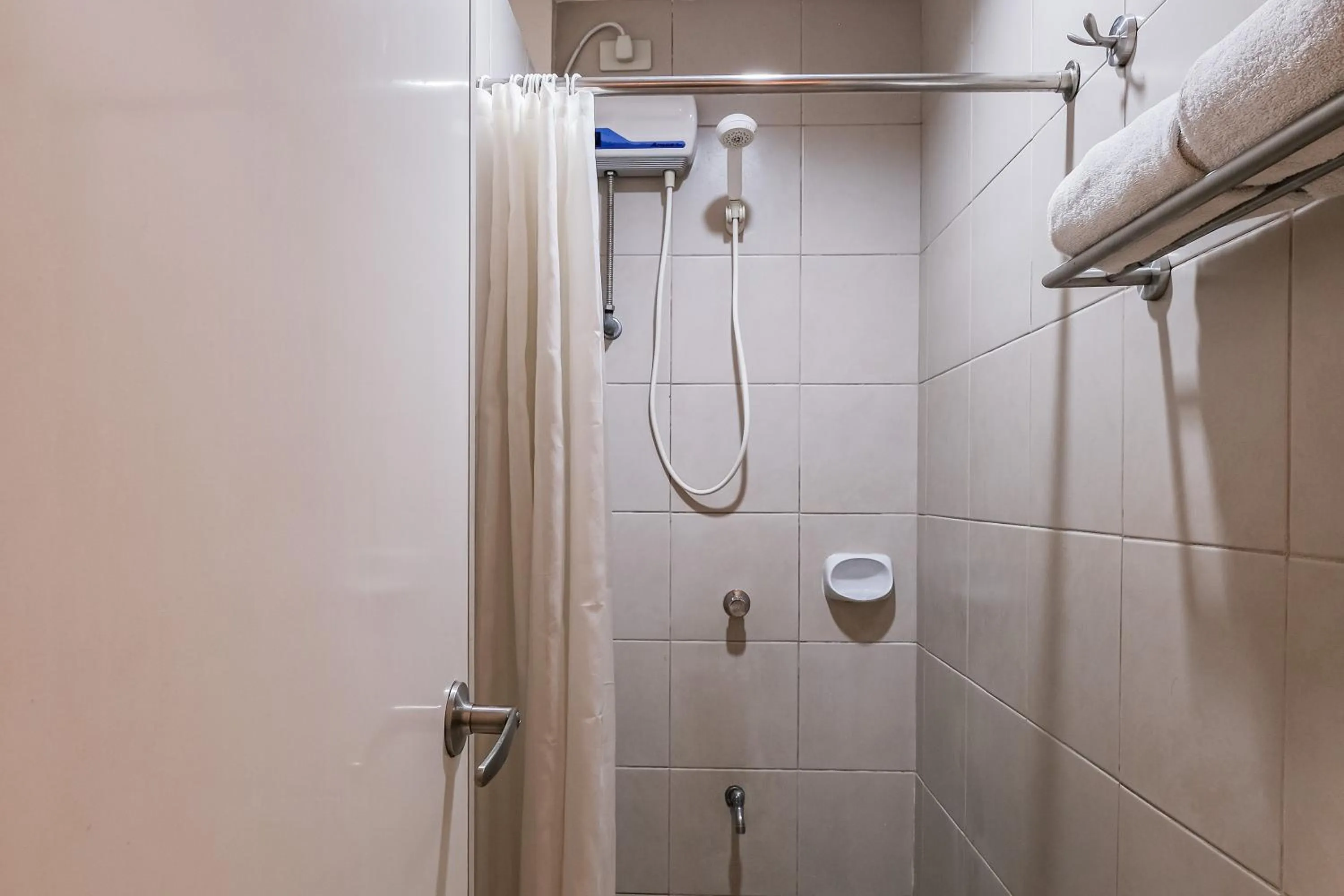 Bathroom in Governor Forbes Inn - Manila City Center