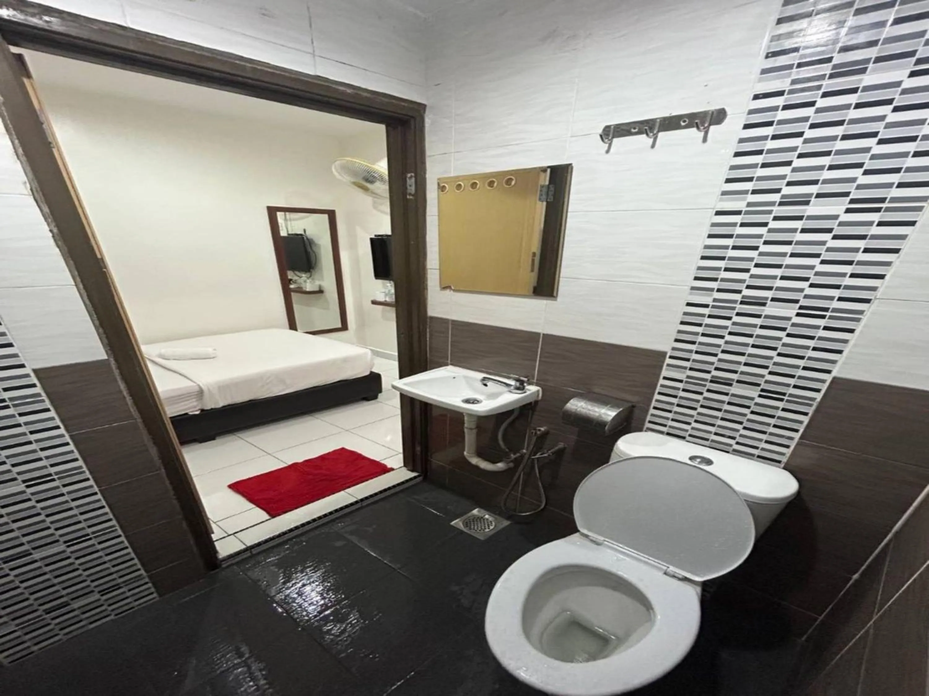 Bathroom in OYO 90950 Hotel Dns