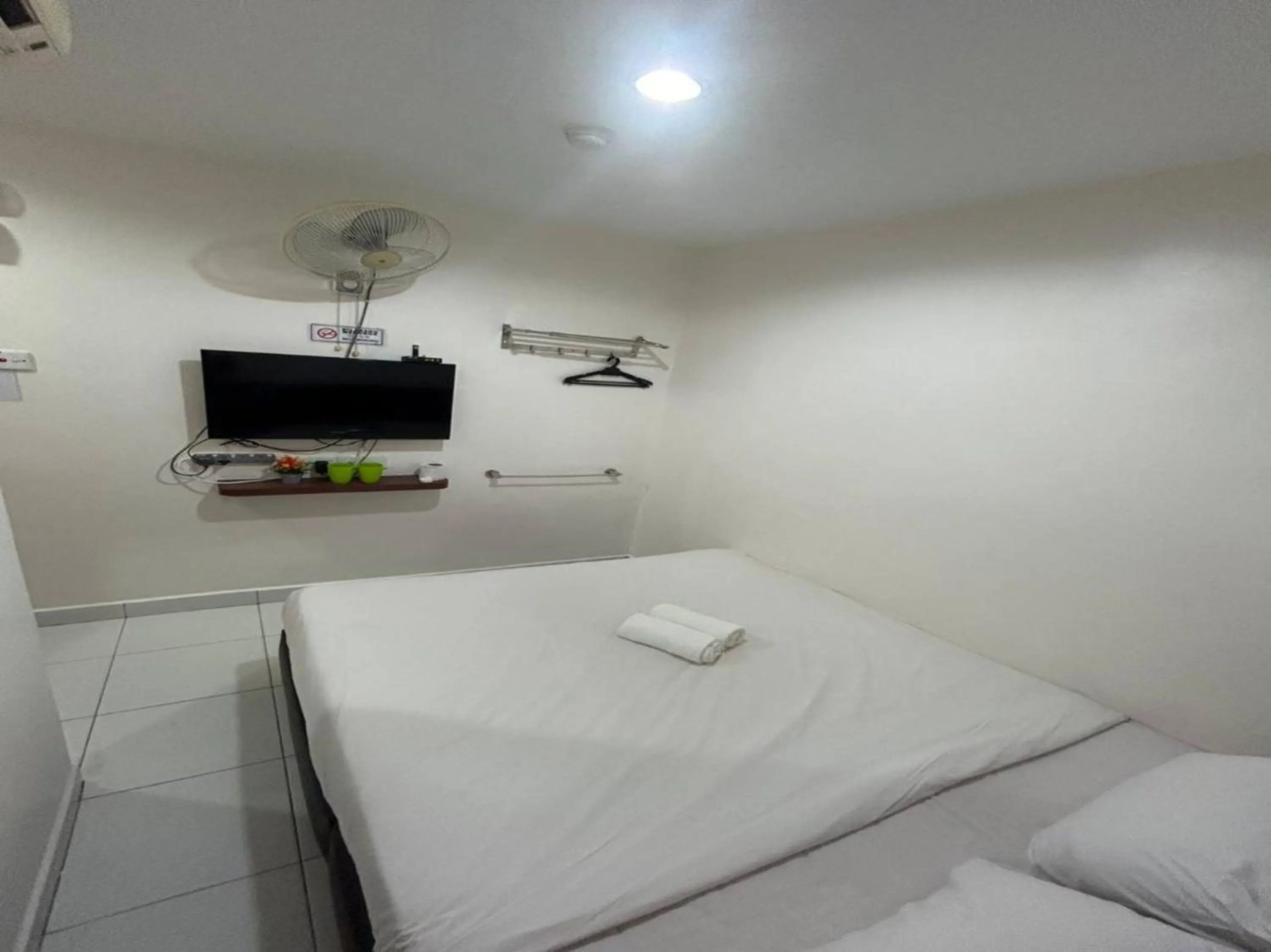 Bedroom in OYO 90950 Hotel Dns