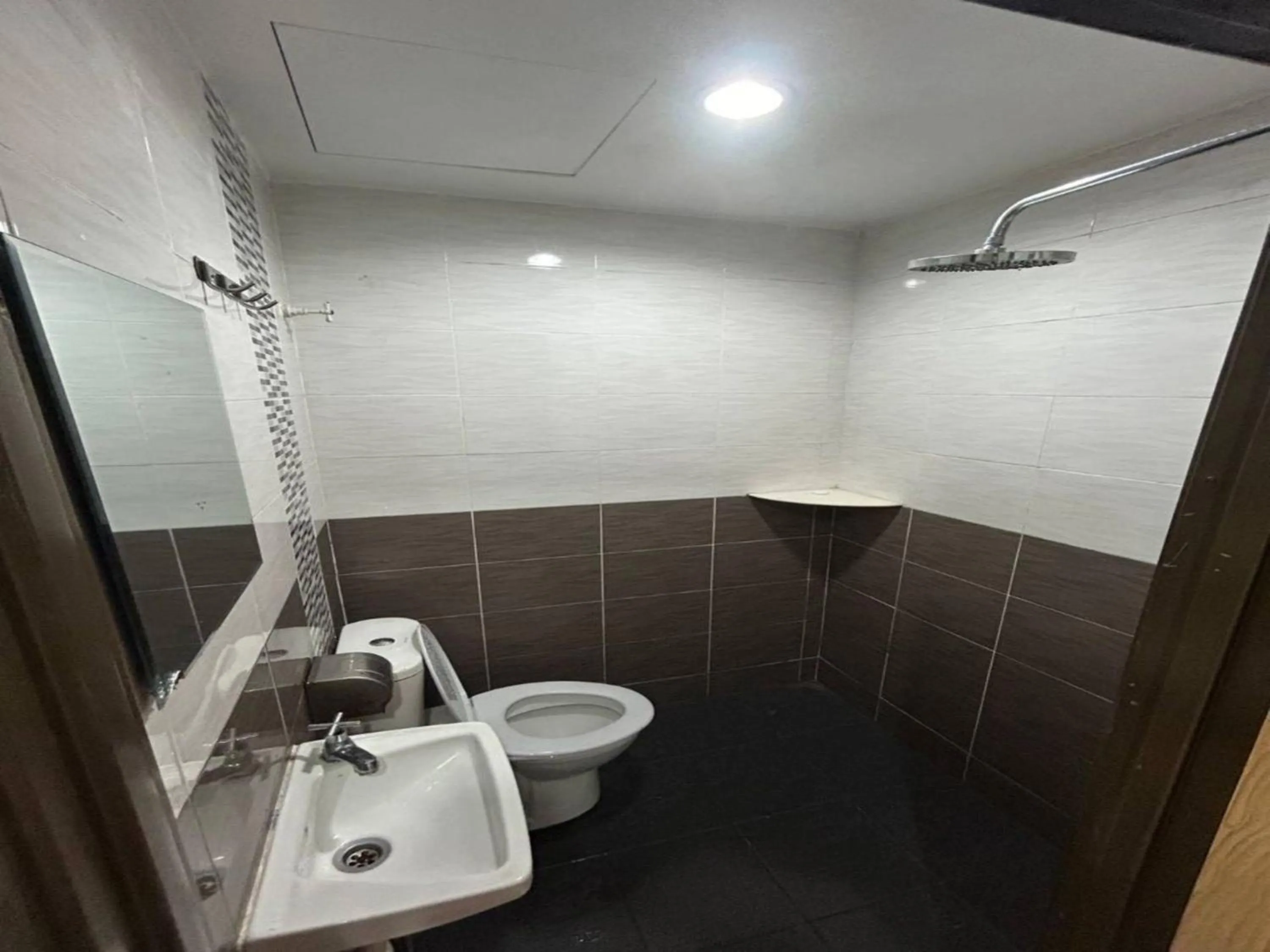 Bathroom in OYO 90950 Hotel Dns