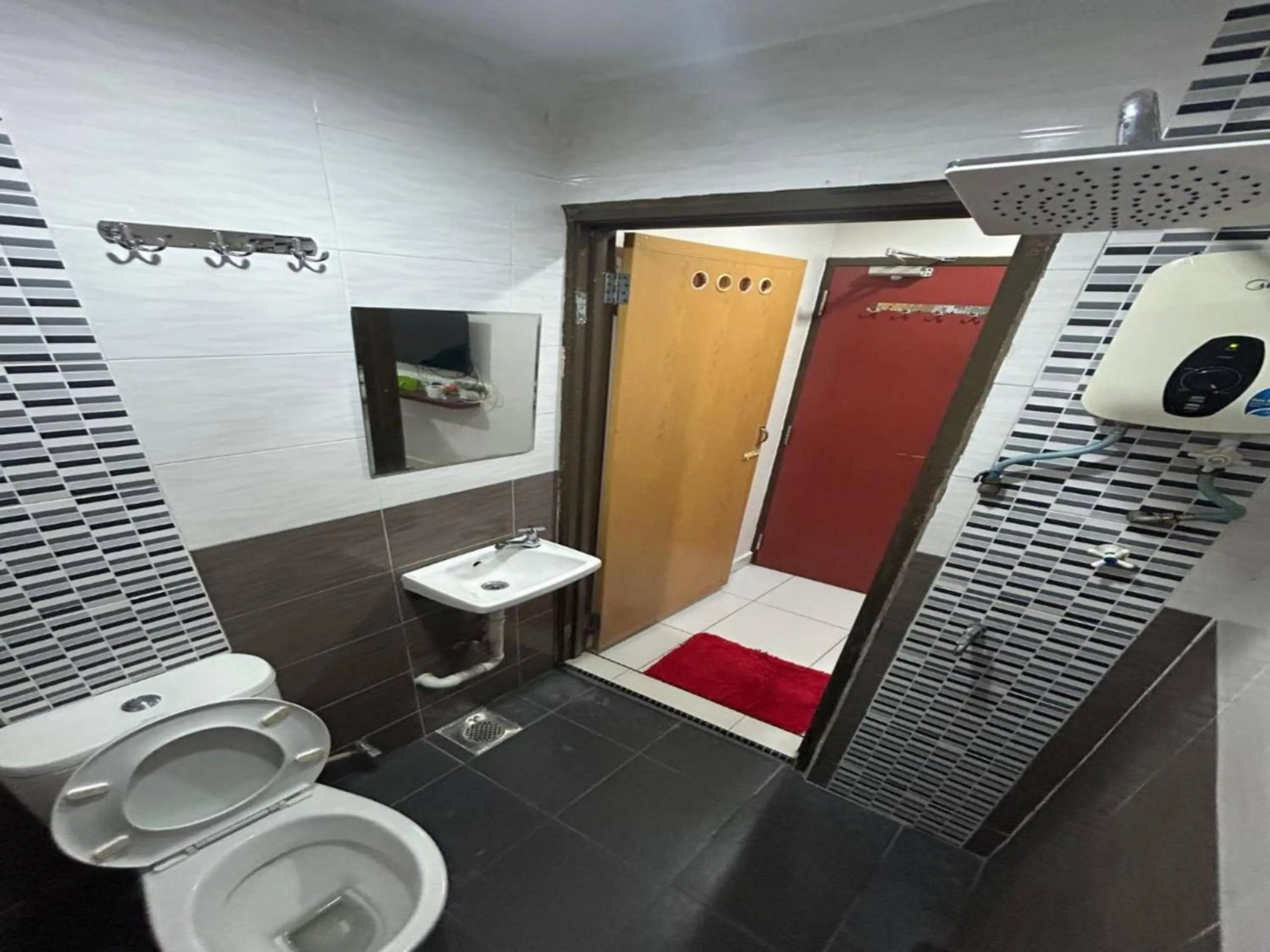 Bathroom in OYO 90950 Hotel Dns