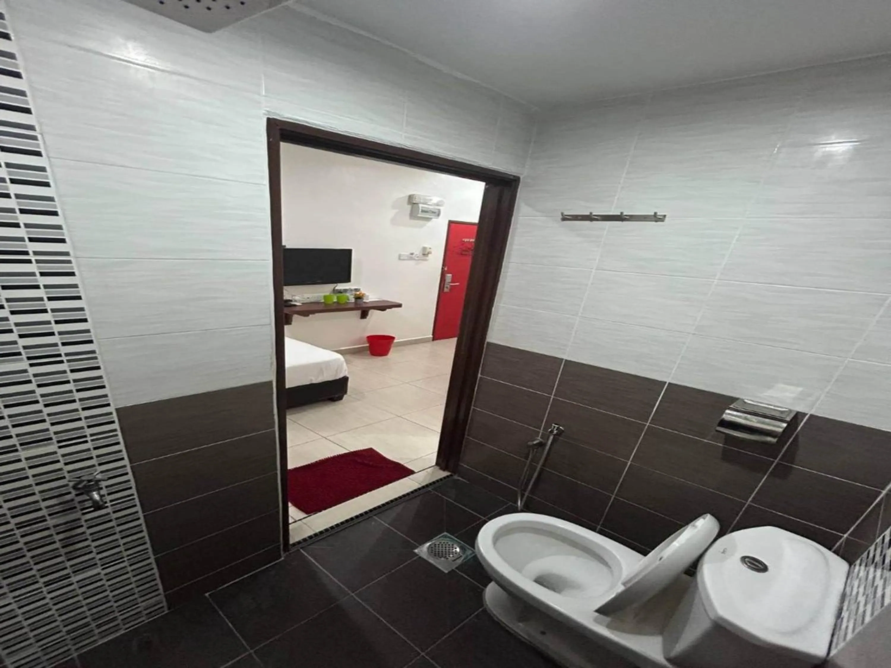 Bathroom in OYO 90950 Hotel Dns