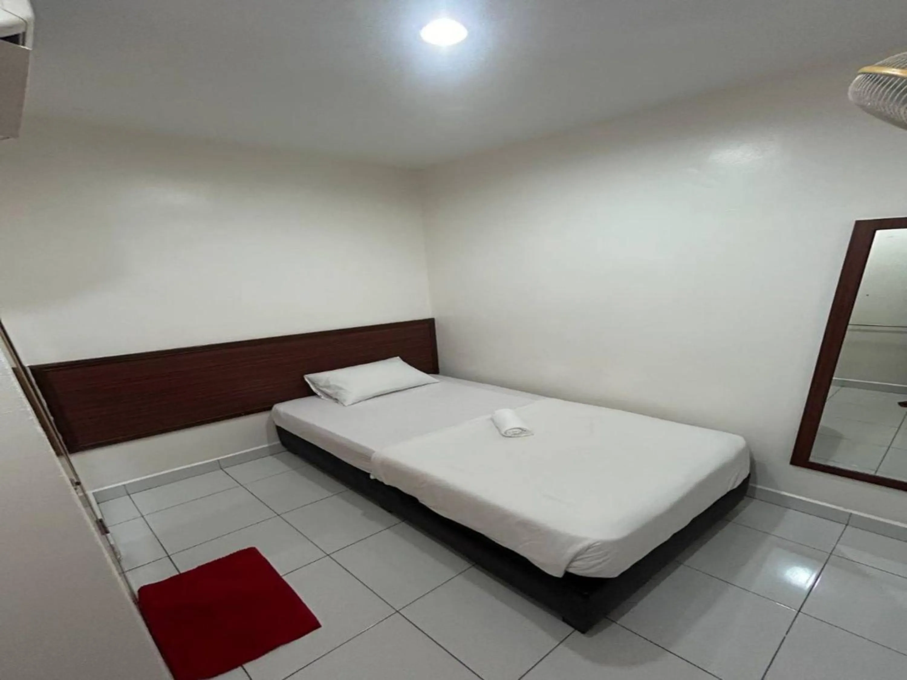 Bedroom in OYO 90950 Hotel Dns