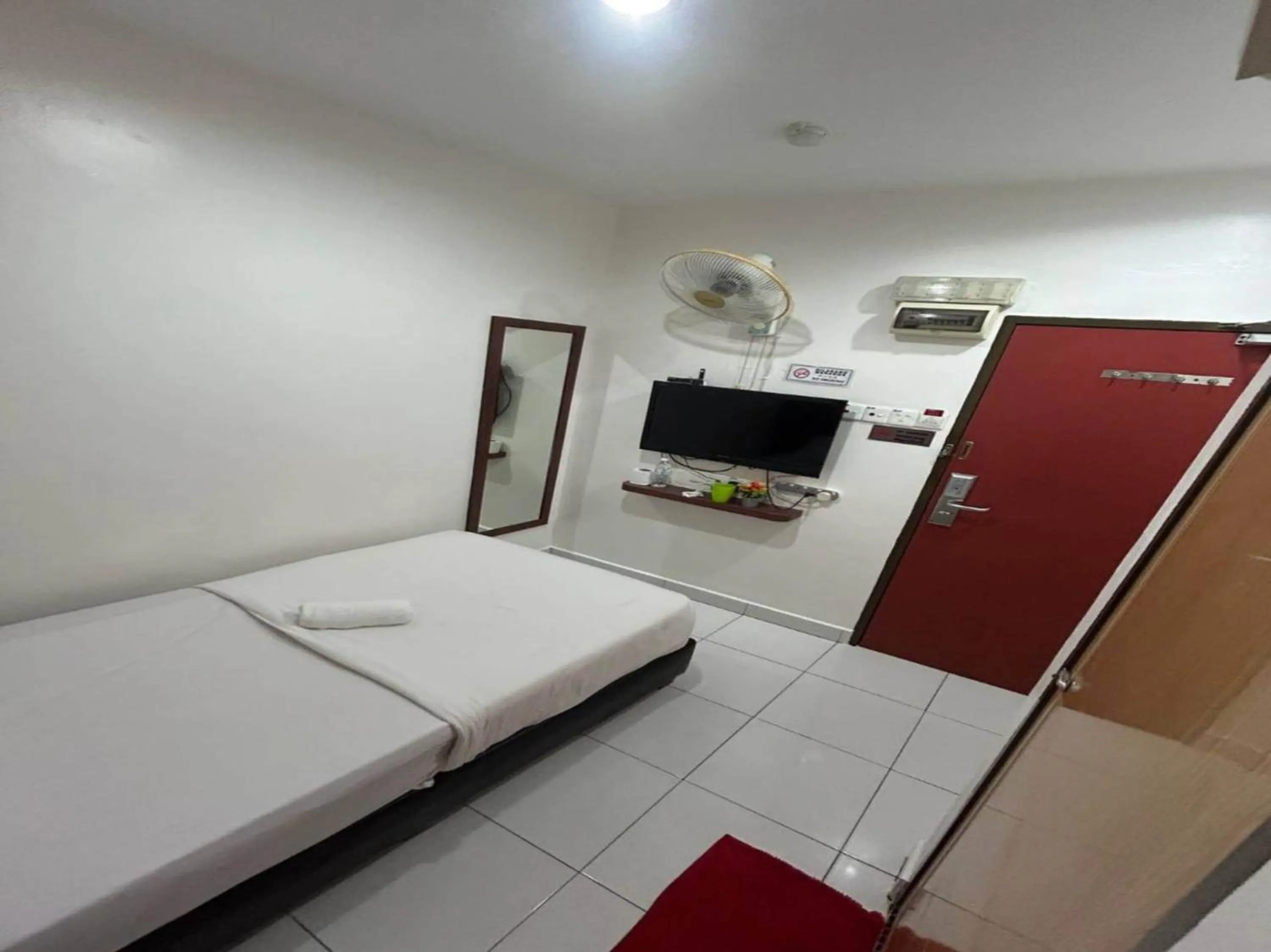 Bedroom in OYO 90950 Hotel Dns