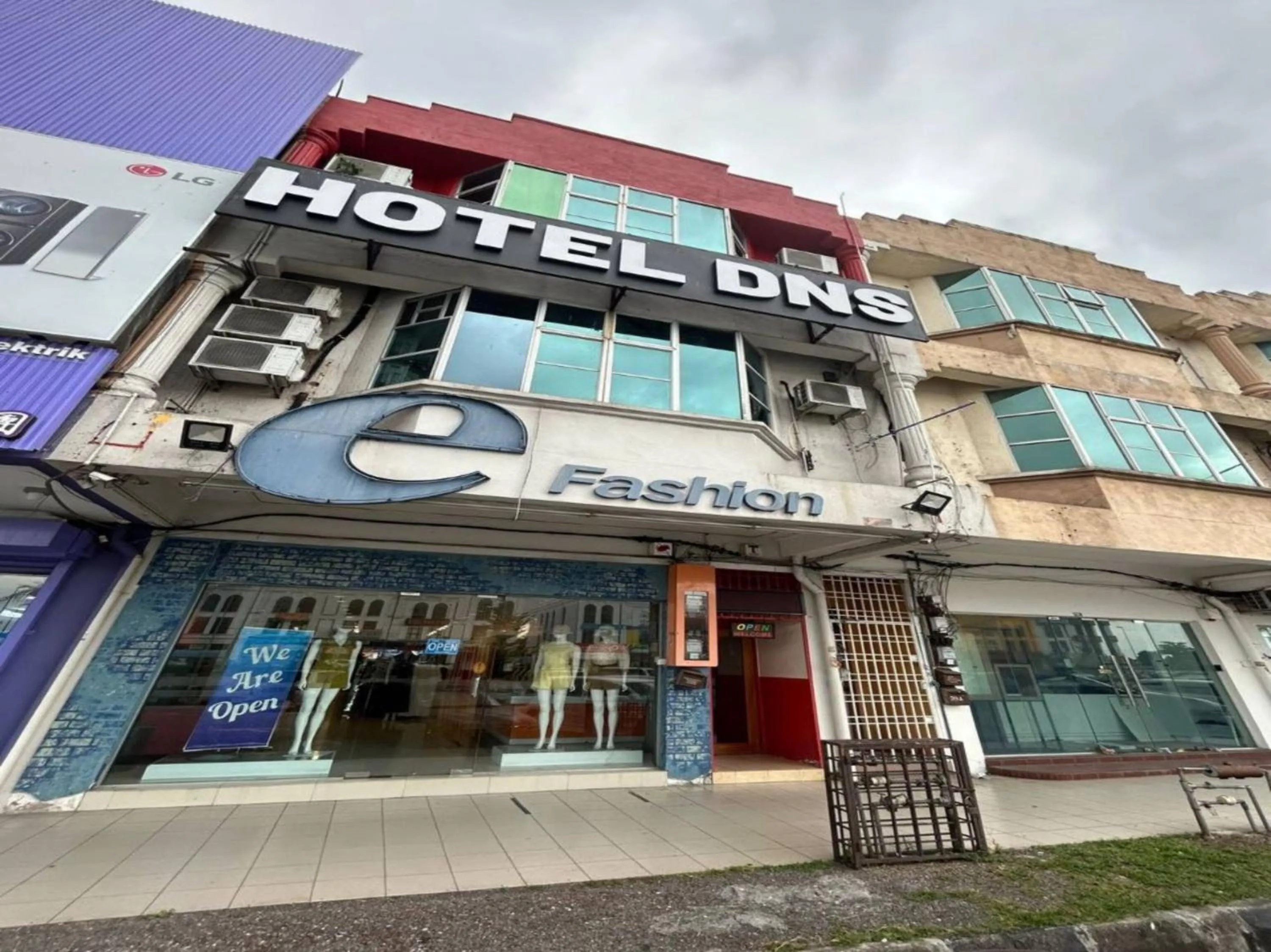 Facade/entrance in OYO 90950 Hotel Dns