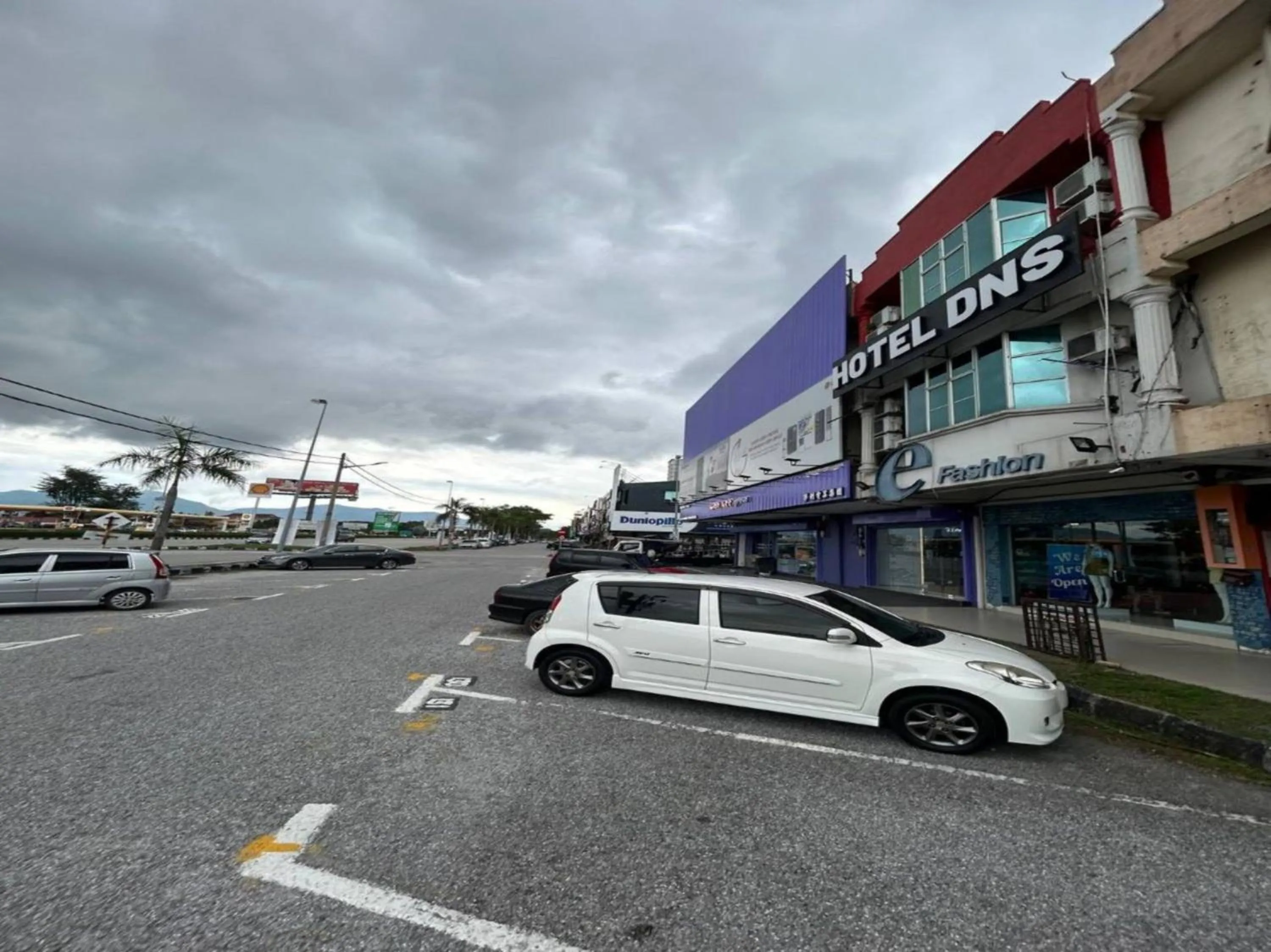 Facade/entrance in OYO 90950 Hotel Dns