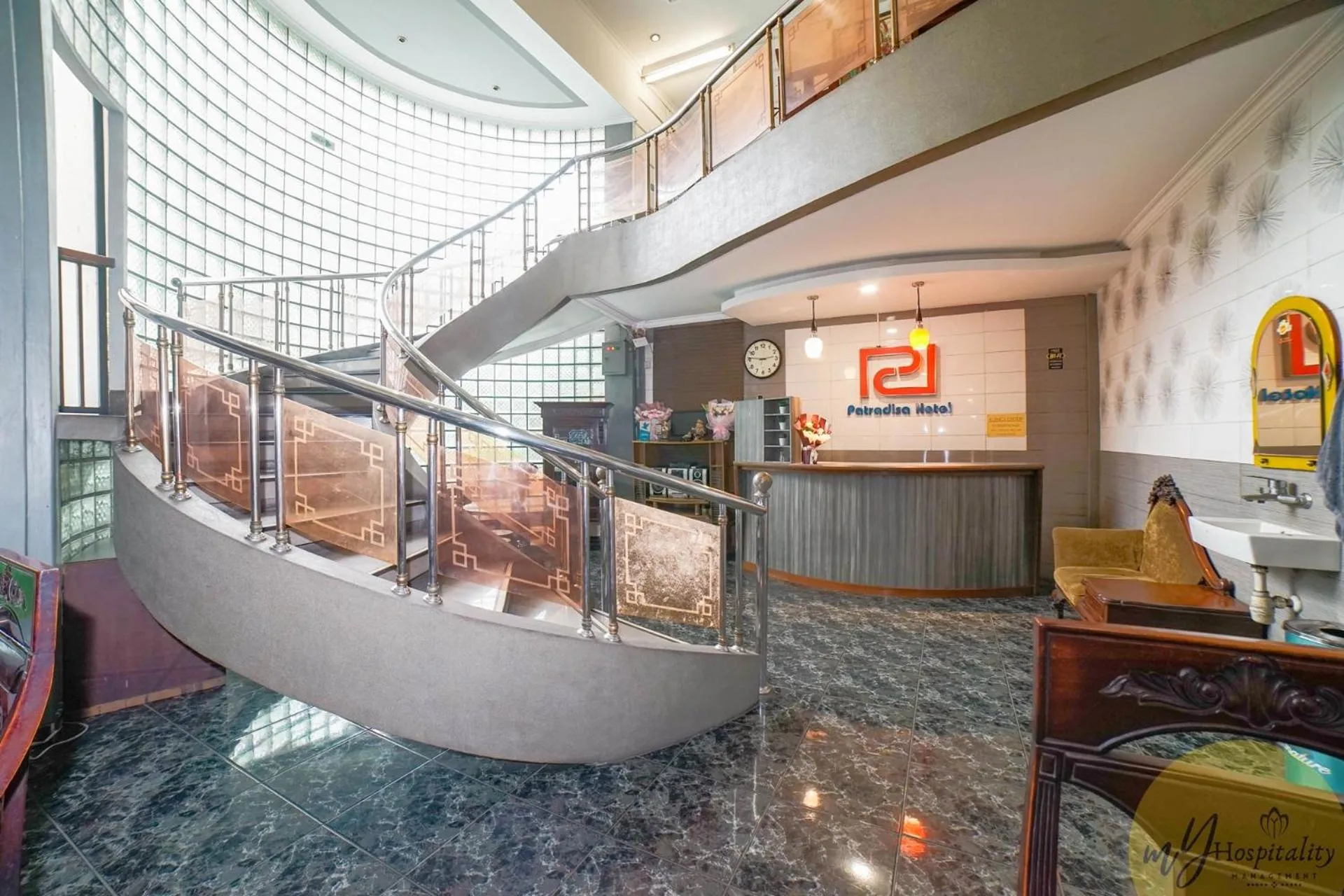 Lobby or reception in Hotel Patradisa by My Hospitality