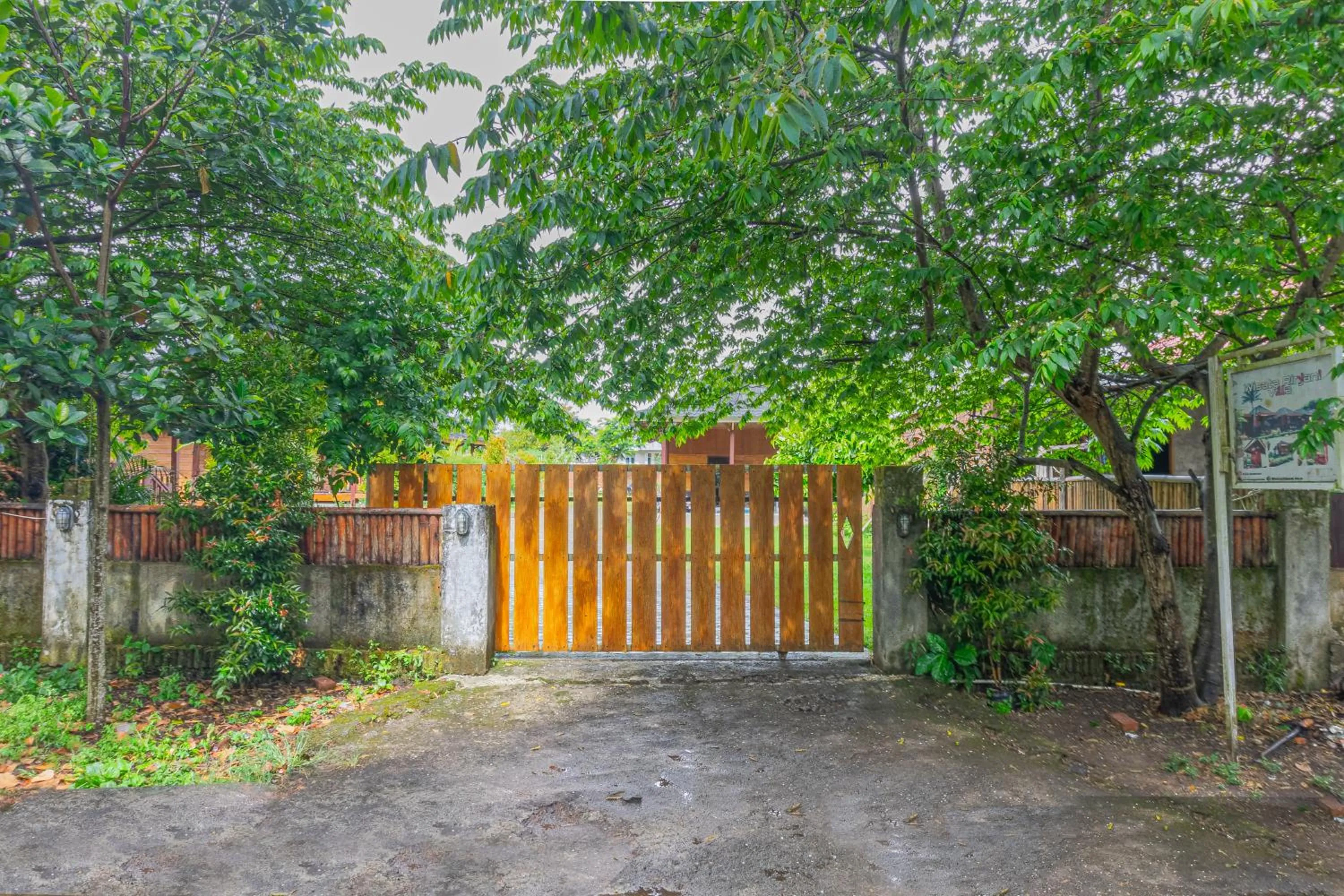 Facade/entrance in Puncak Rinjani Lodge