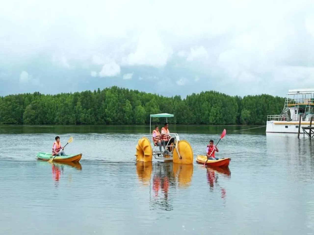 People in Nov Koh Kong Resort
