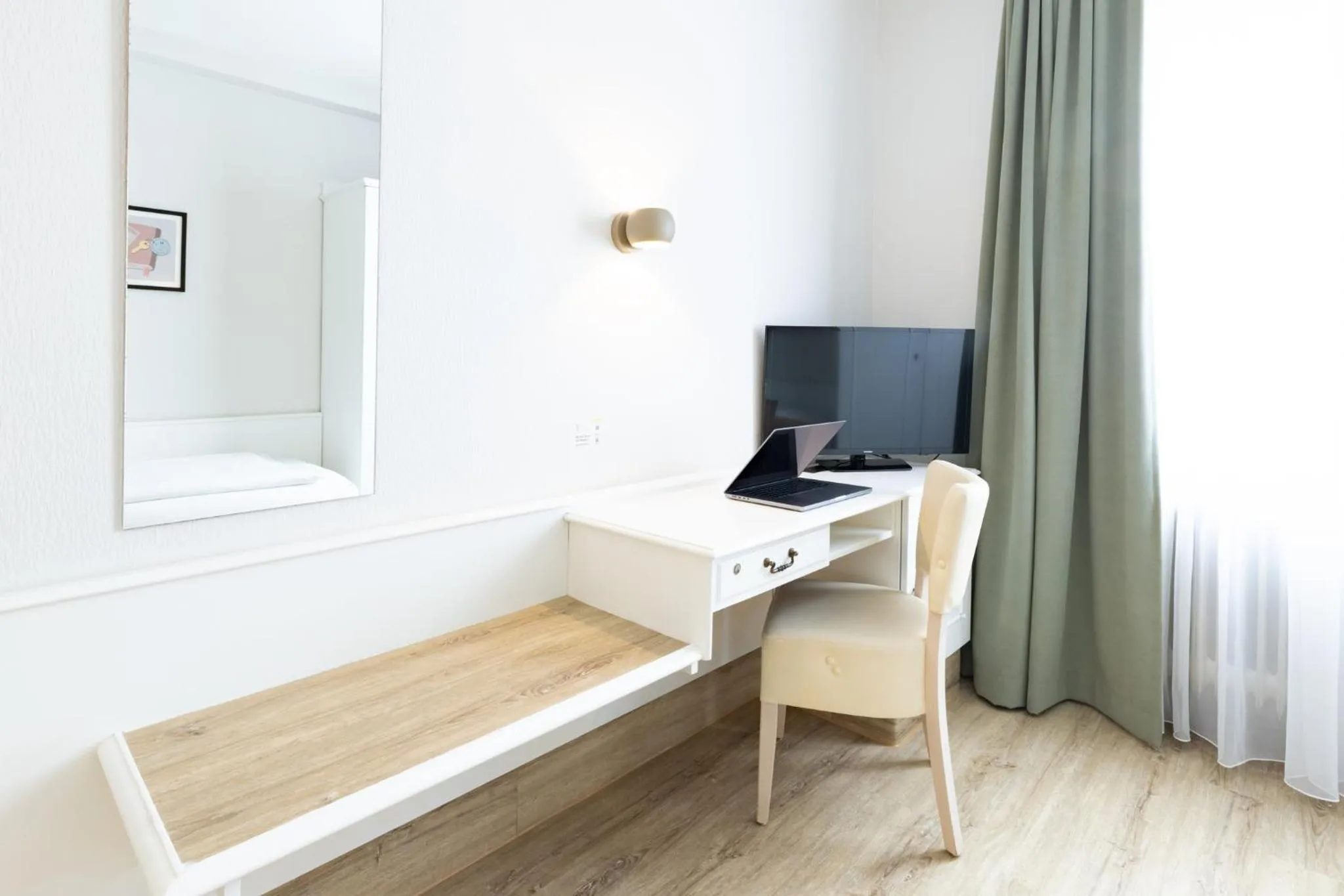 Photo of the whole room, Bed in Garner Hotel Post Aschaffenburg by IHG