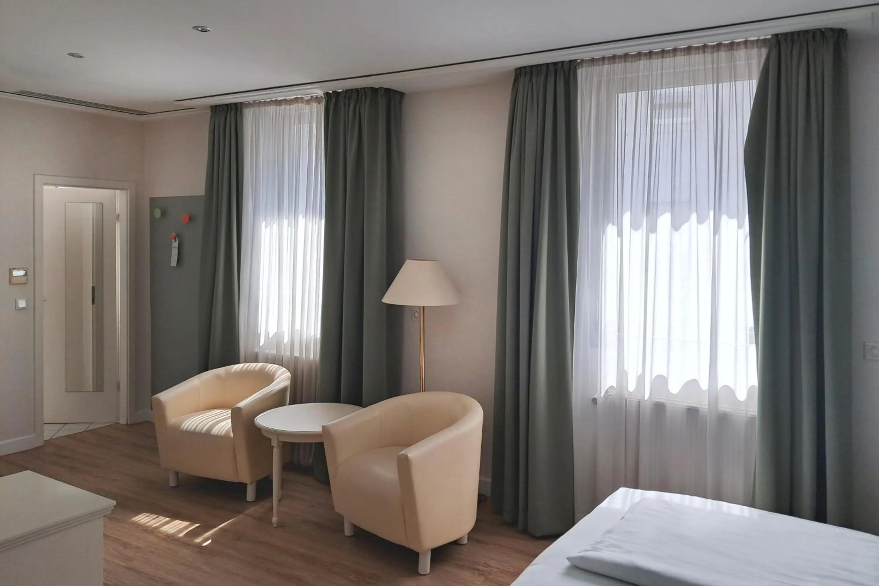Photo of the whole room, Bed in Garner Hotel Post Aschaffenburg by IHG