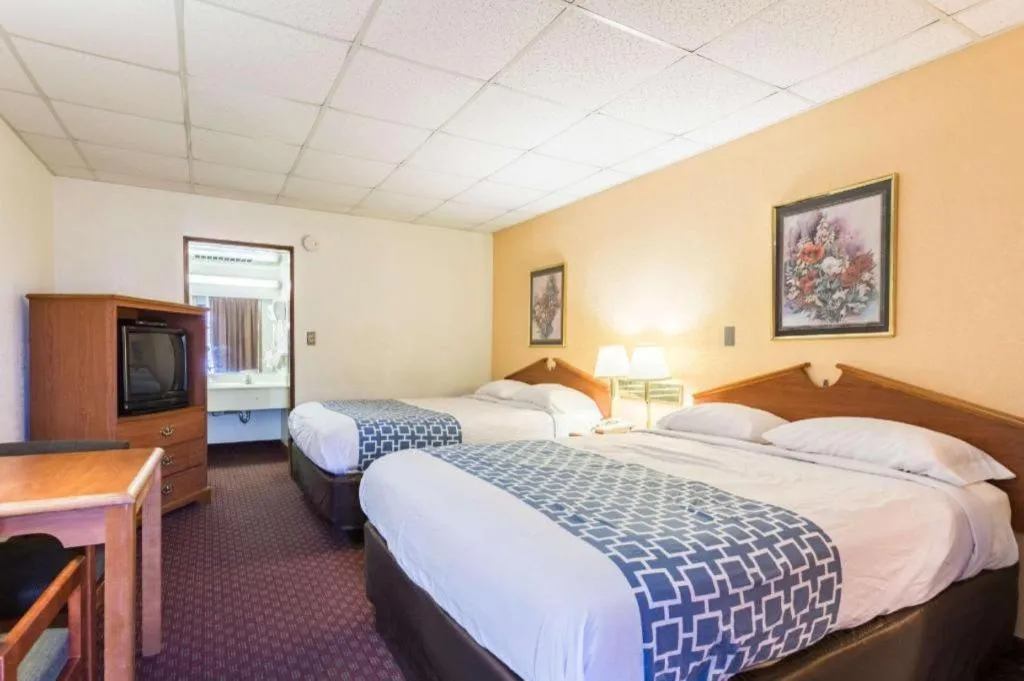 Bed in Rodeway Inn Sardis