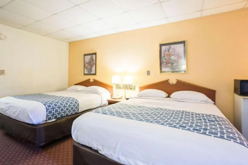 Bed in Rodeway Inn Sardis