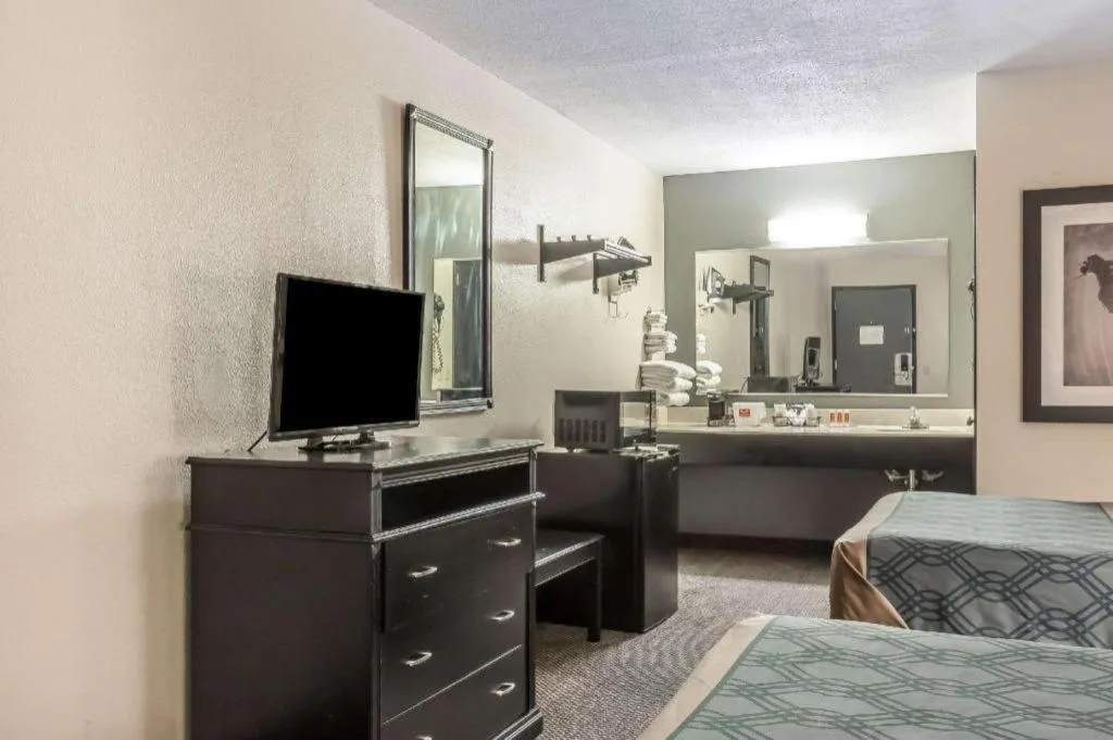 Bed in Econo Lodge Martin