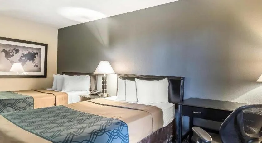 Bed in Econo Lodge Martin