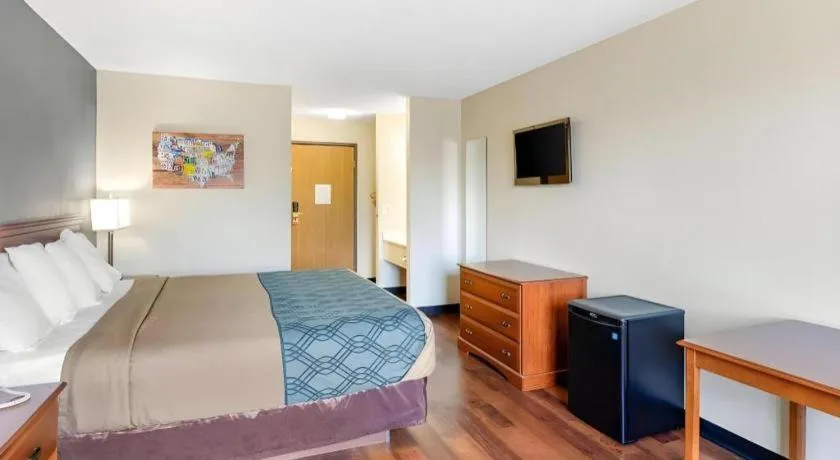 Bed in Econo Lodge Longmont East