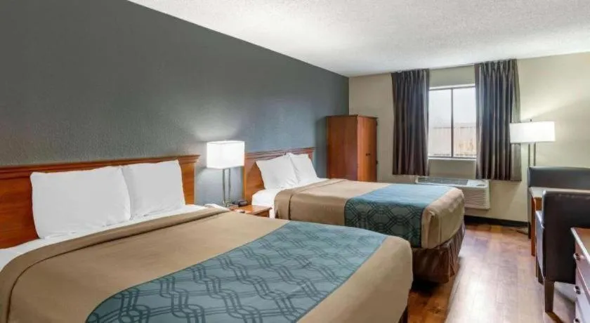 Bed in Econo Lodge Longmont East