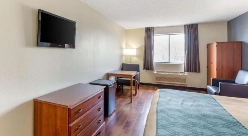 Bed in Econo Lodge Longmont East