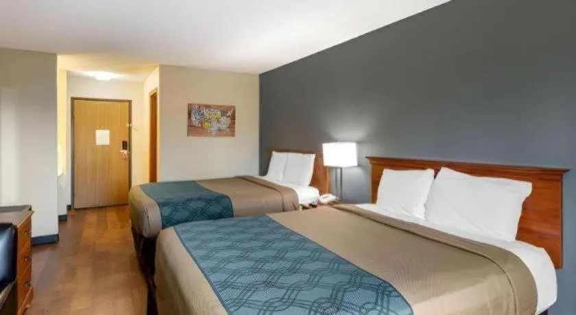 Bed in Econo Lodge Longmont East