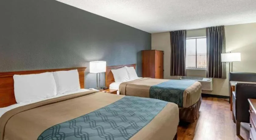 Bed in Econo Lodge Longmont East