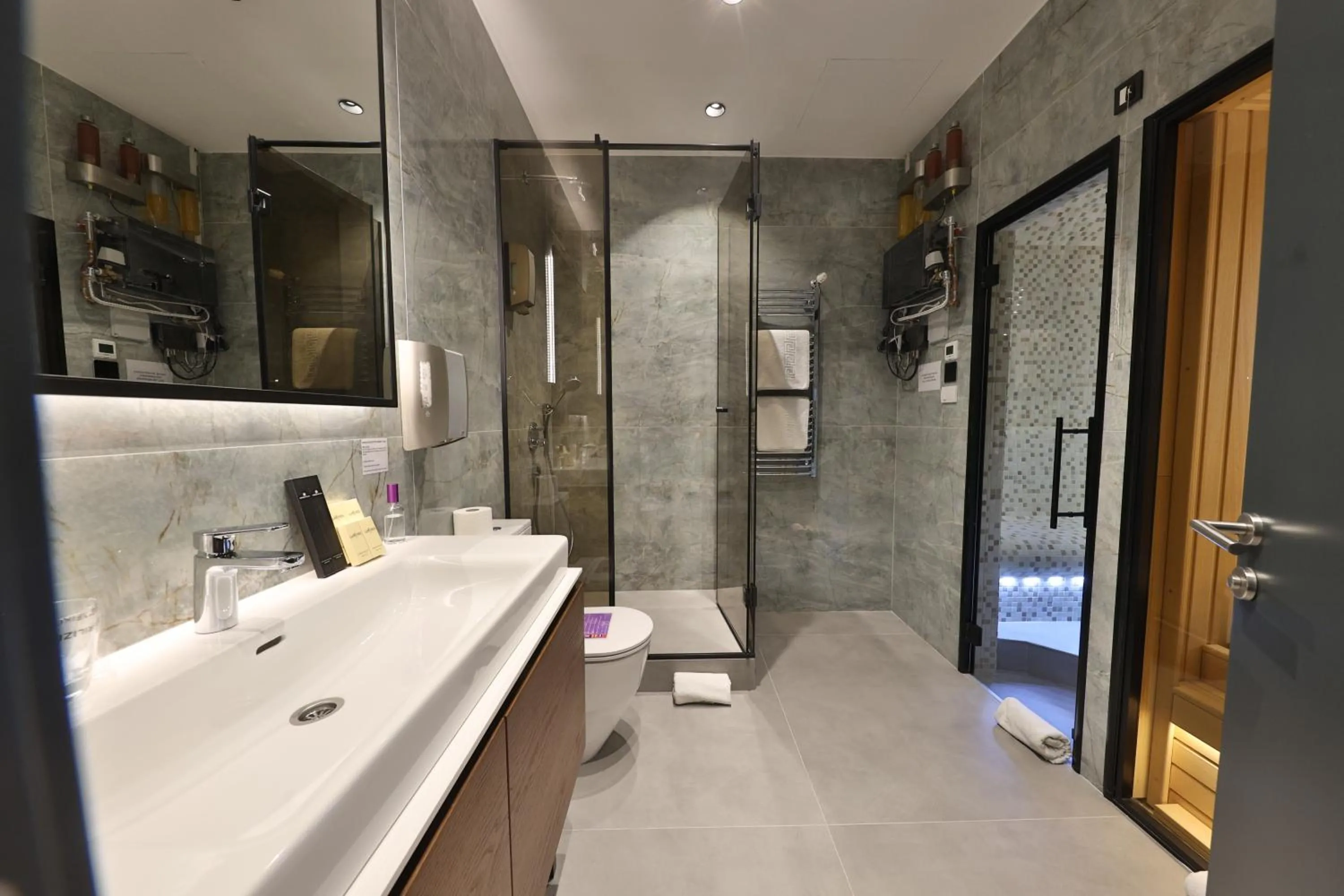 Shower in Atera Business Suites