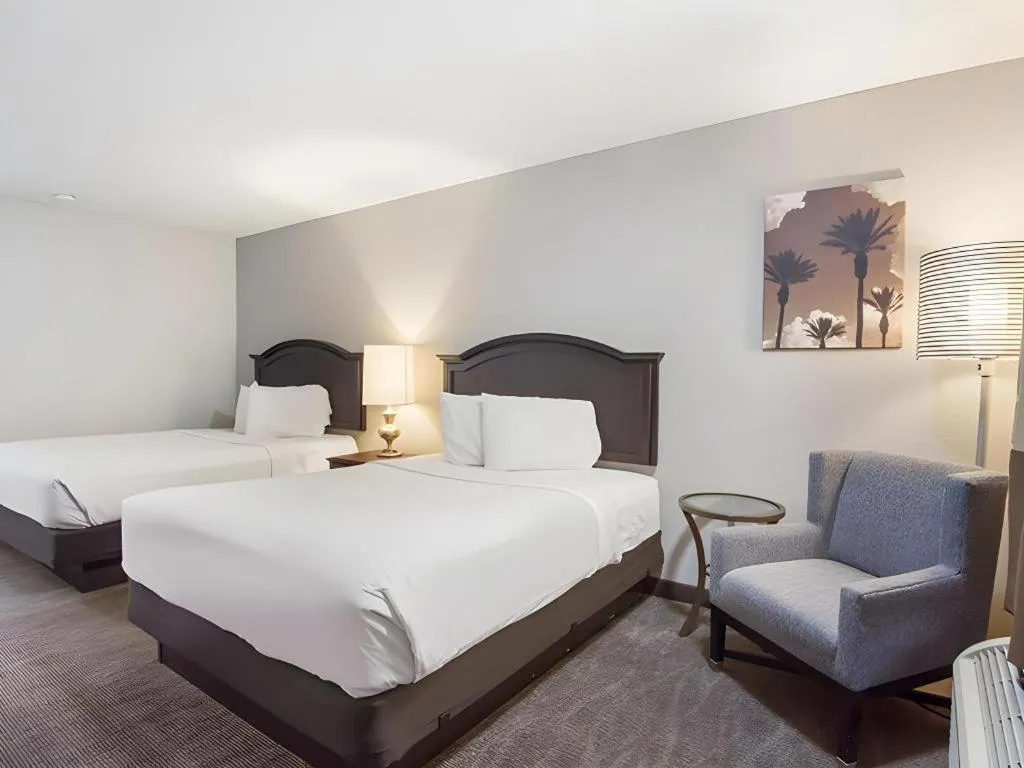 Bed in Rodeway Inn Lumberton Central