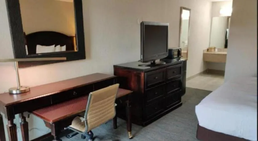 Bed in Rodeway Inn Lumberton Central