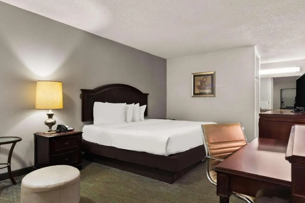 Bed in Rodeway Inn Lumberton Central