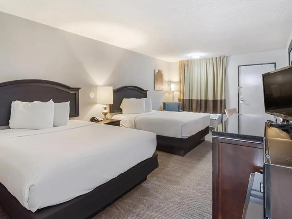 Bed in Rodeway Inn Lumberton Central