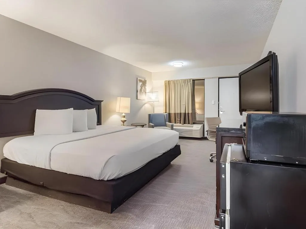 Bed in Rodeway Inn Lumberton Central