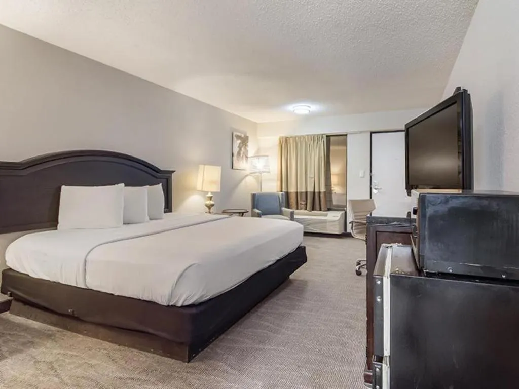 Bed in Rodeway Inn Lumberton Central