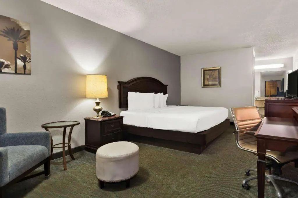 Bed in Rodeway Inn Lumberton Central