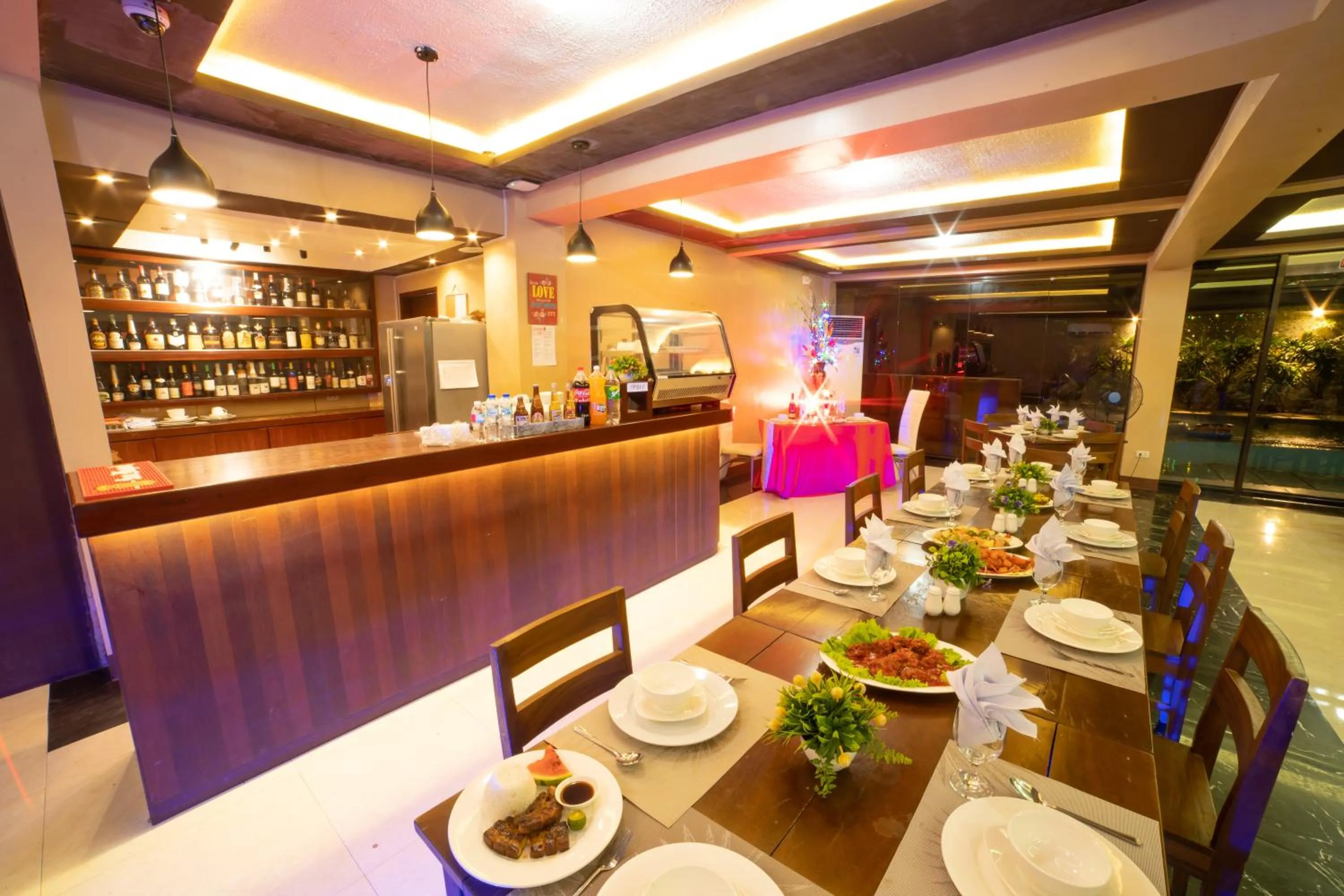 Restaurant/places to eat in Casañas Suites