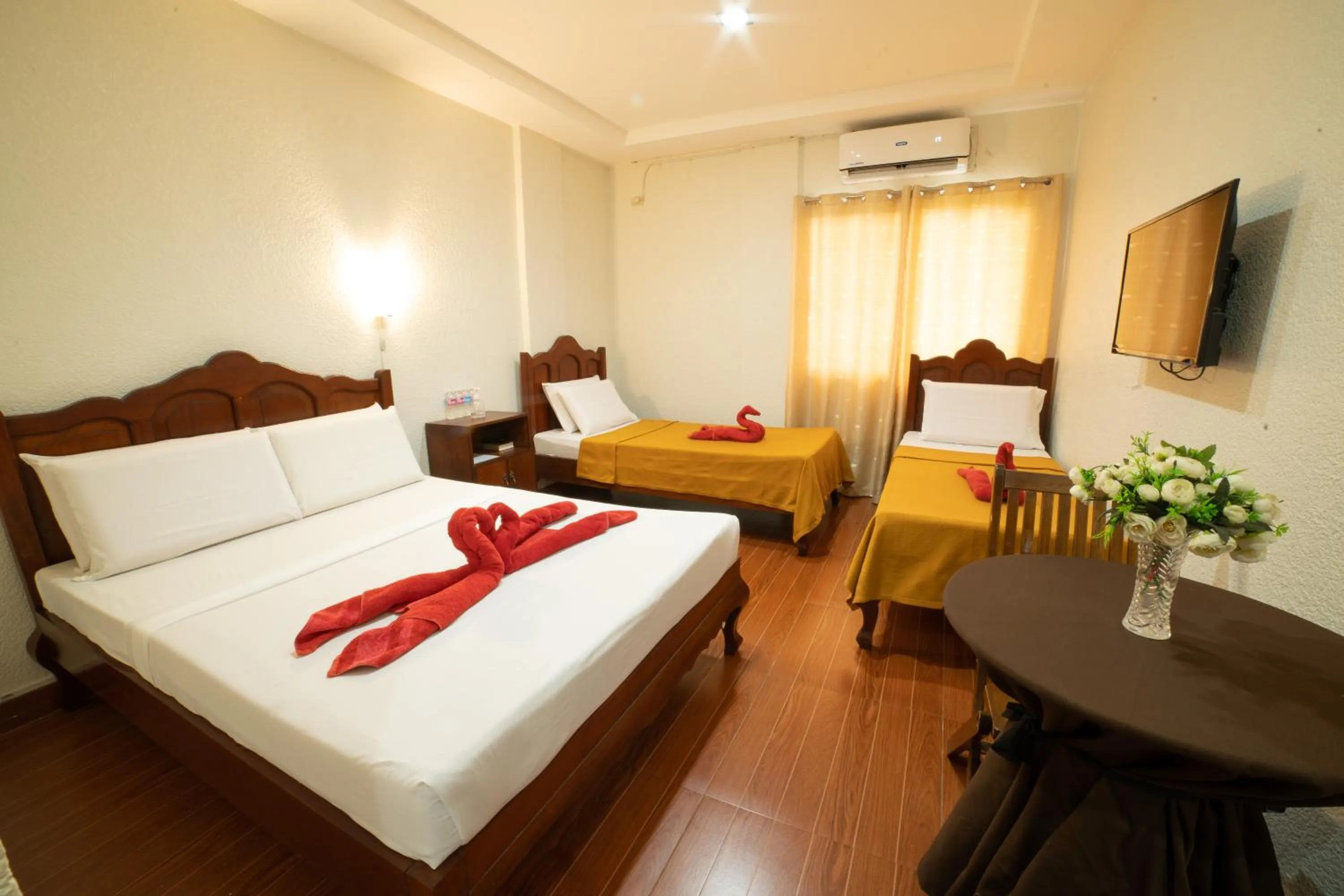 Photo of the whole room, Bed in Casañas Suites