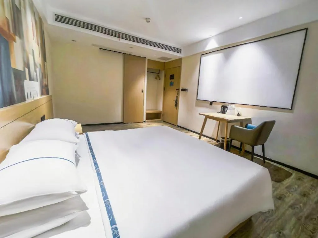 Bed in City Comfort Inn Wuhan Yangluo Wanda Plaza