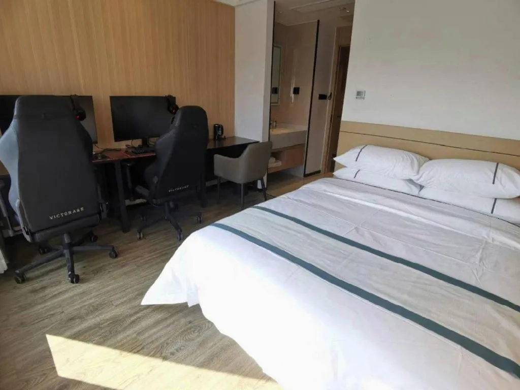 Bed in City Comfort Inn Wuhan Yangluo Wanda Plaza