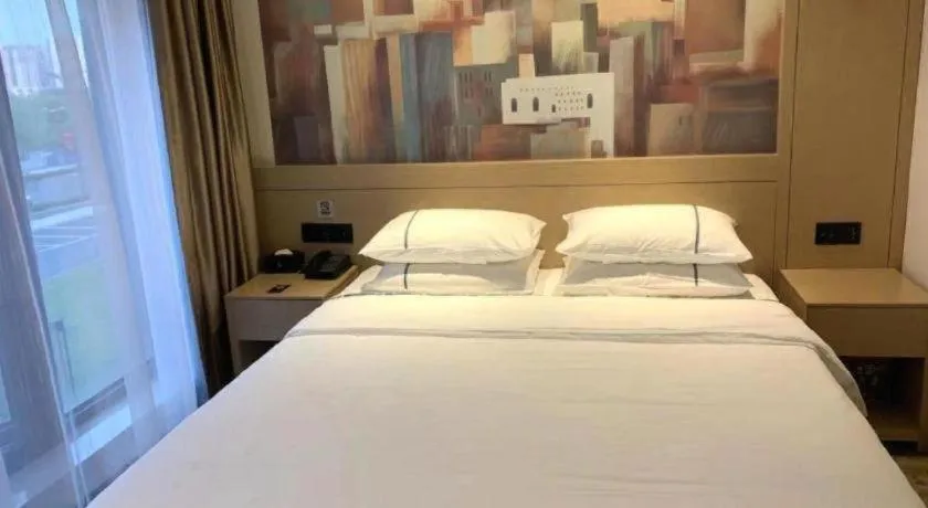 Bed in City Comfort Inn Wuhan Yangluo Wanda Plaza