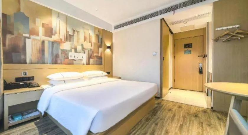 Bed in City Comfort Inn Wuhan Yangluo Wanda Plaza