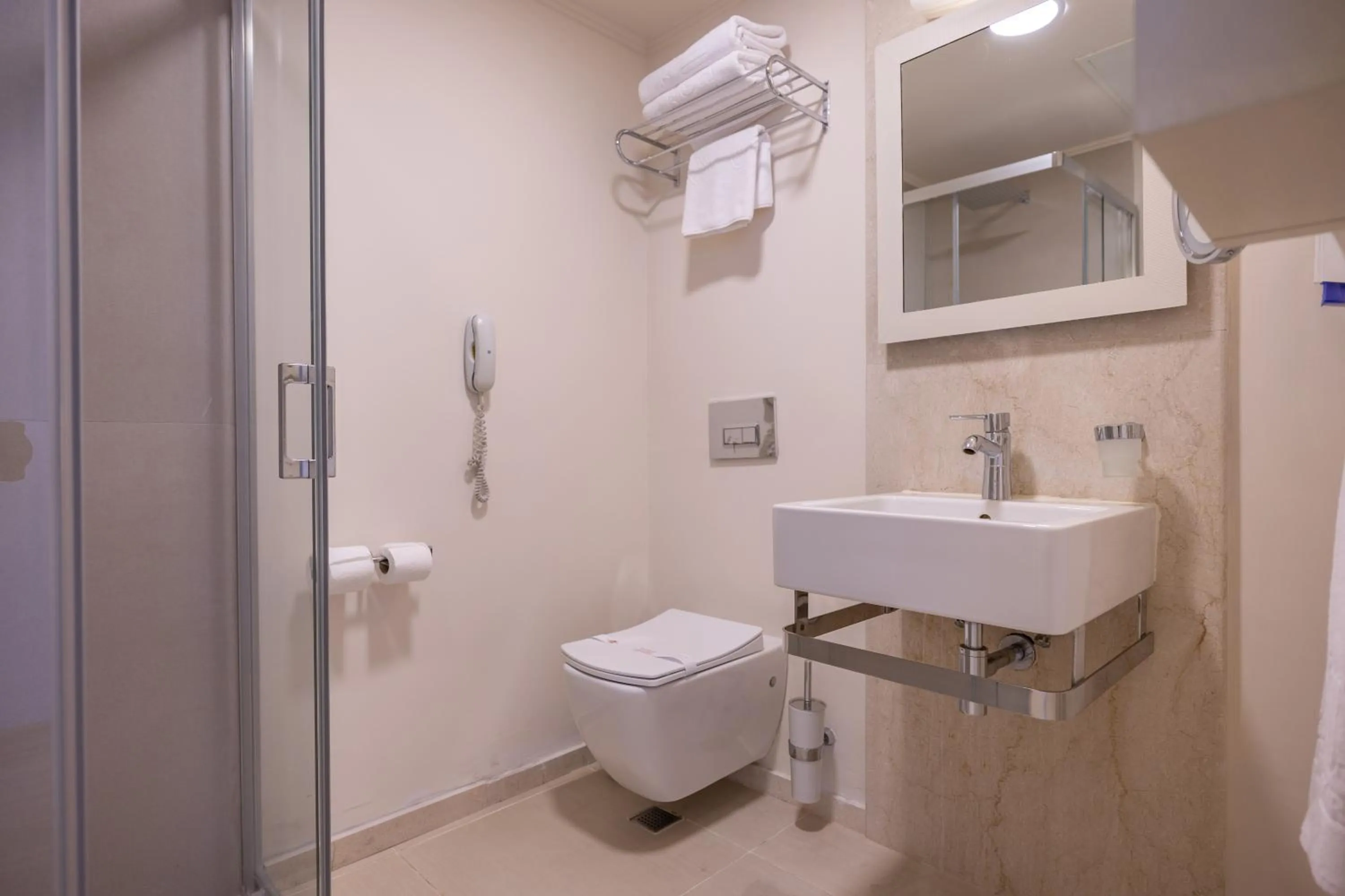 Shower in Sisus Marina Hotel