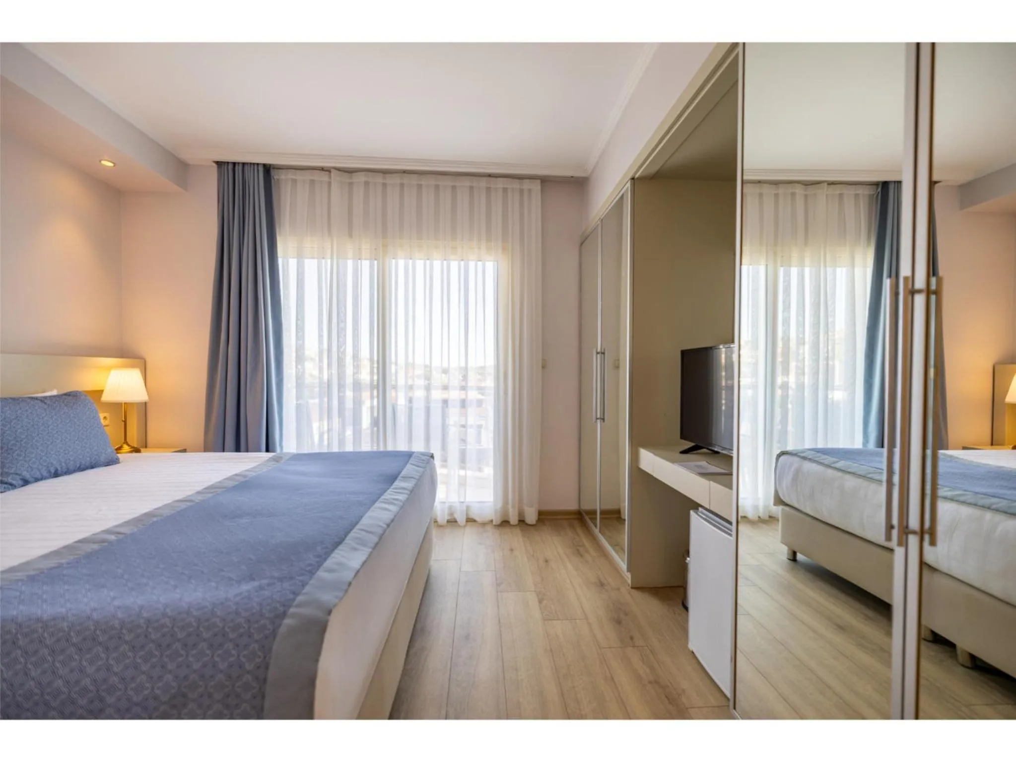 Communal lounge/ TV room, Bed in Sisus Marina Hotel