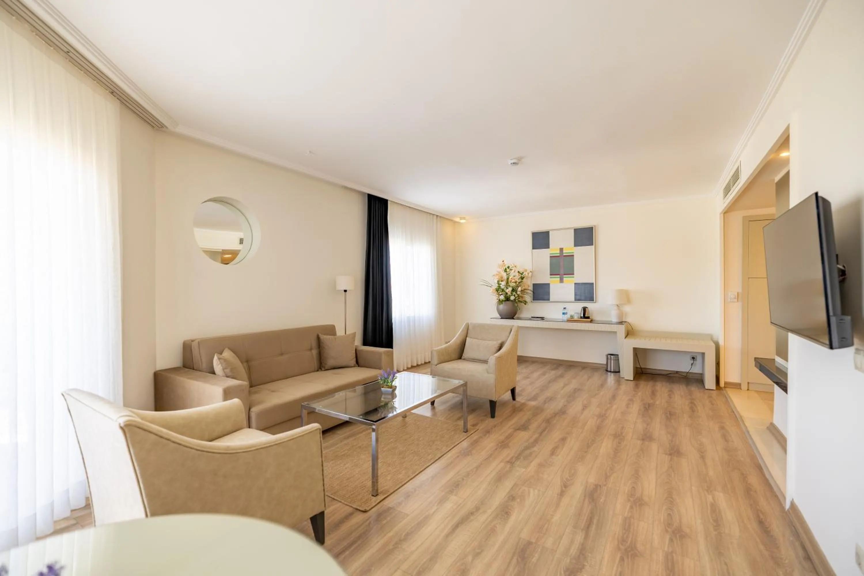 Communal lounge/ TV room in Sisus Marina Hotel